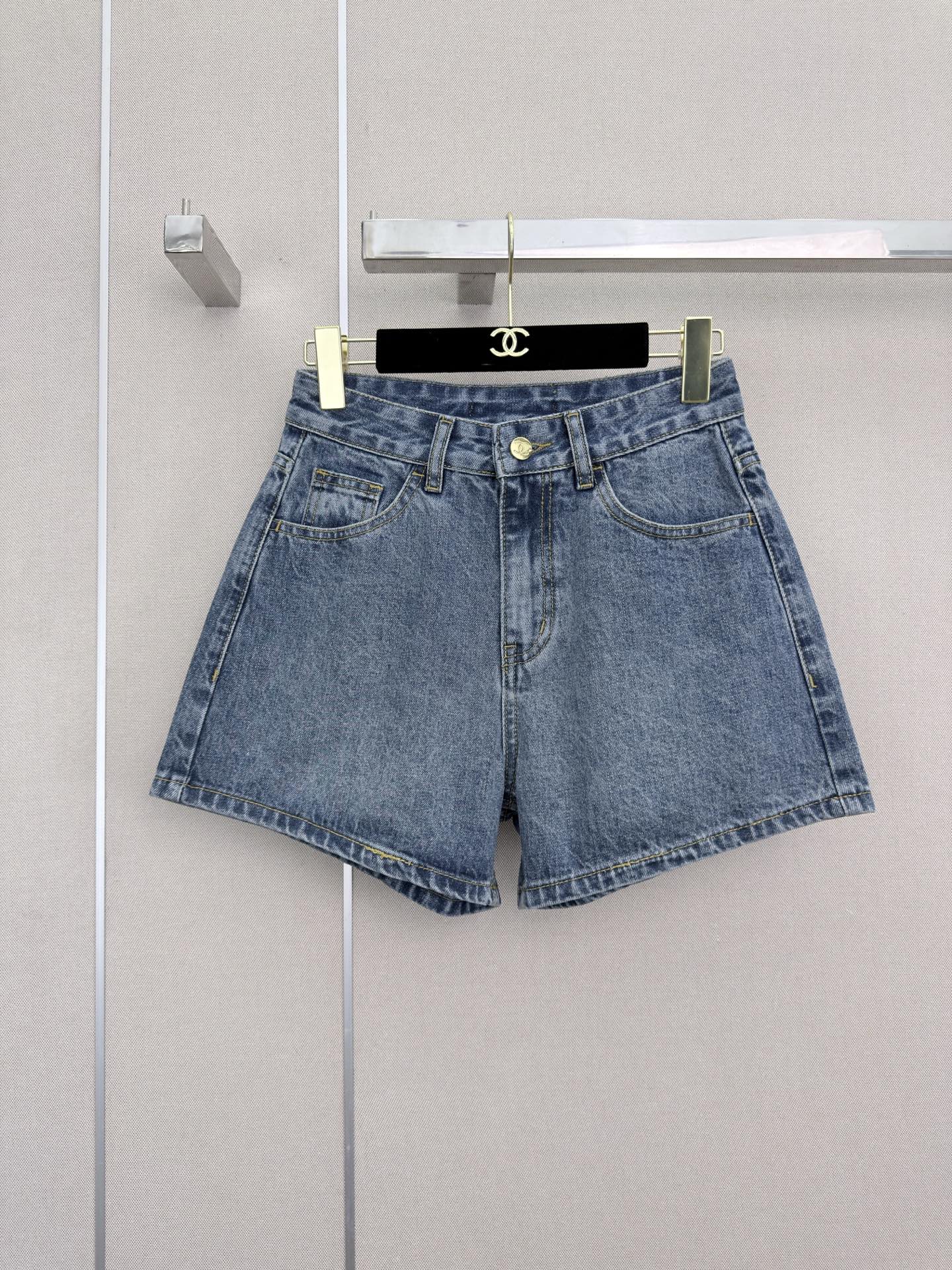 26 New style denim shorts with embroidered pockets