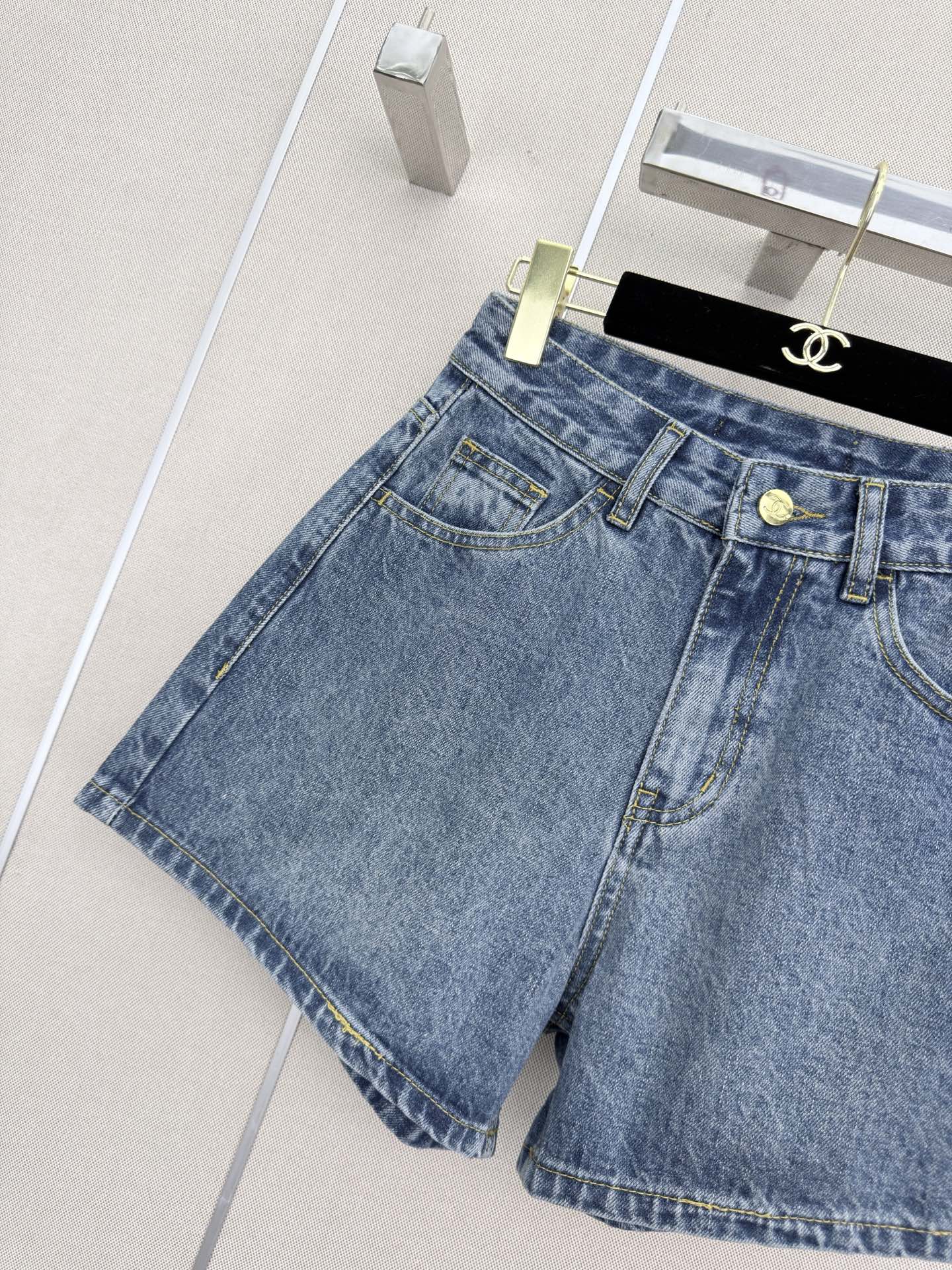 26 New style denim shorts with embroidered pockets