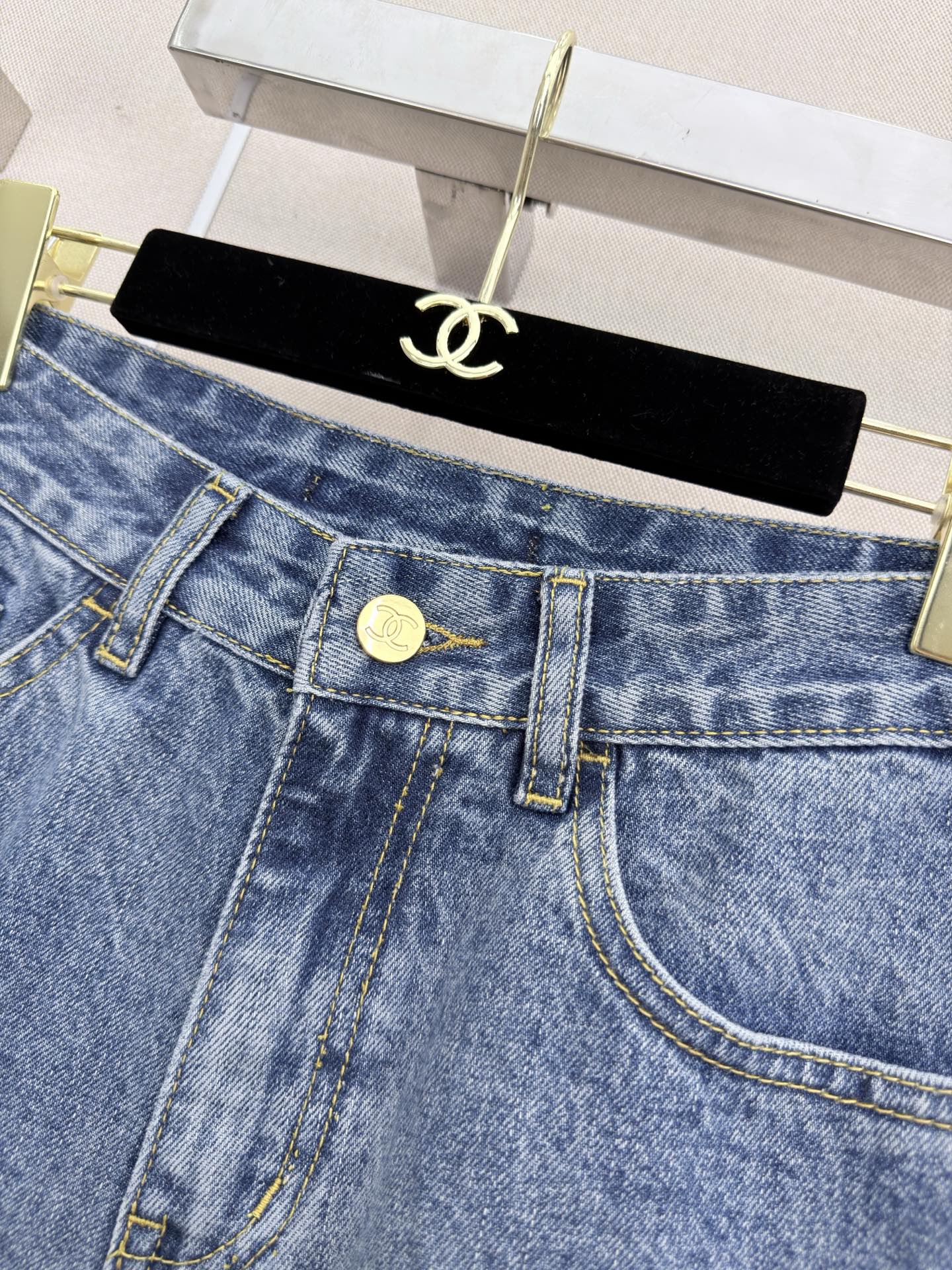 26 New style denim shorts with embroidered pockets
