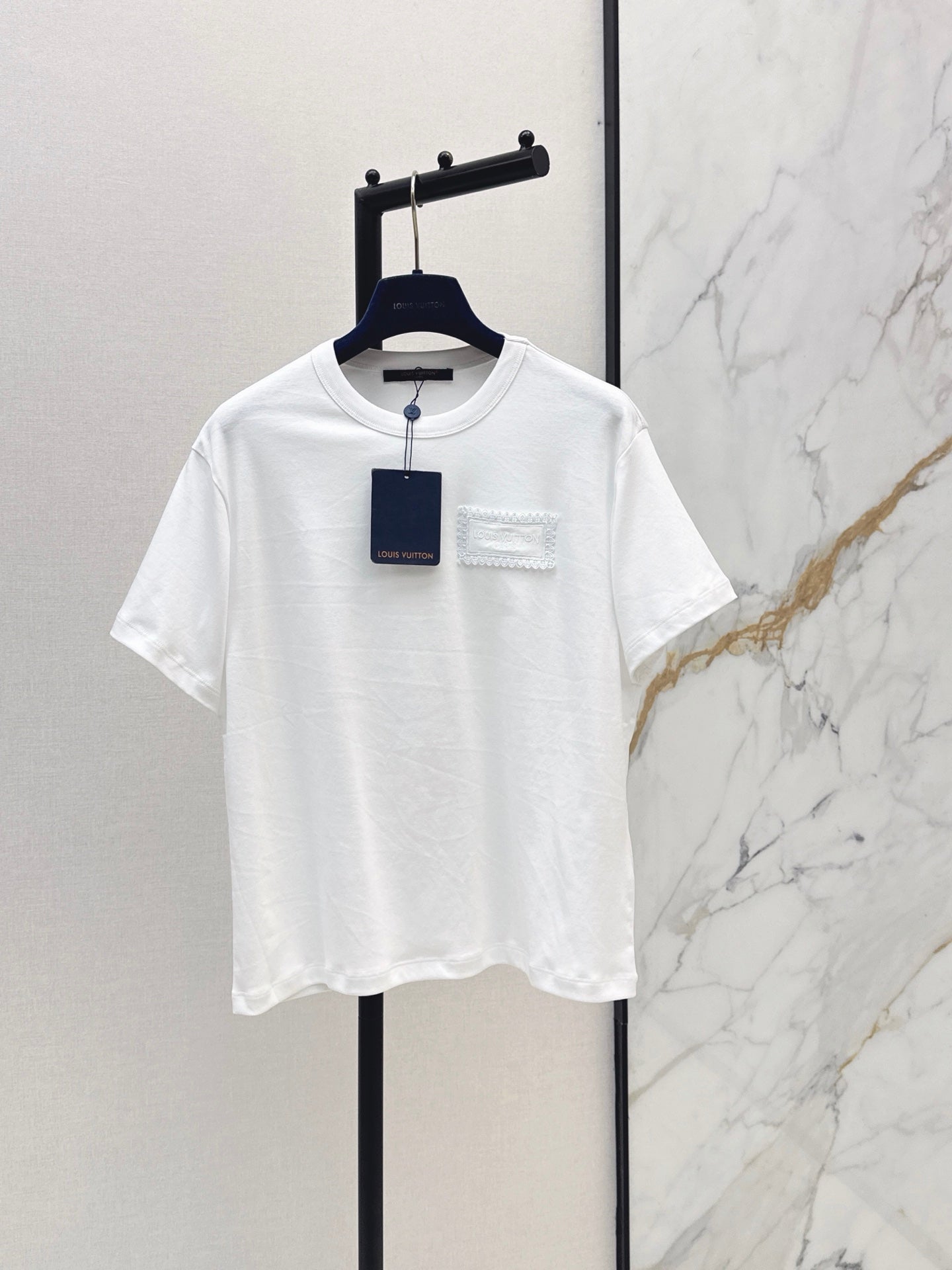 Stylish and versatile casual T-shirt
