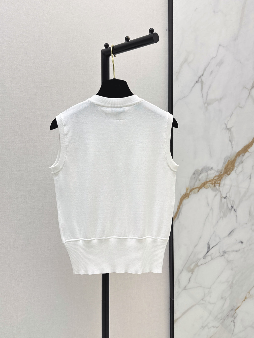 26SS — New white sleeveless knit vest