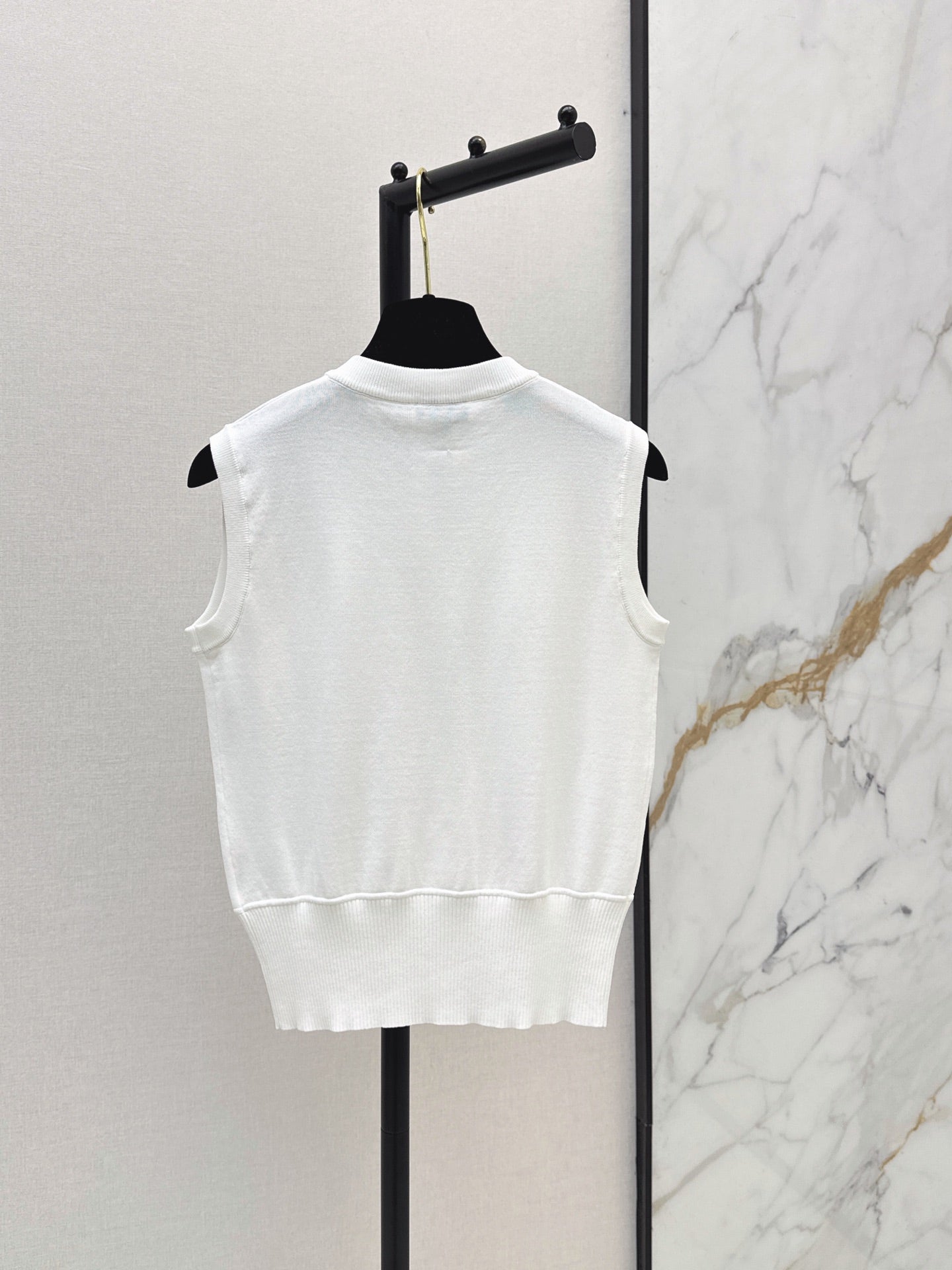 26SS — New white sleeveless knit vest