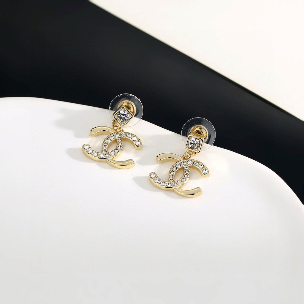 Classic gold versatile earrings