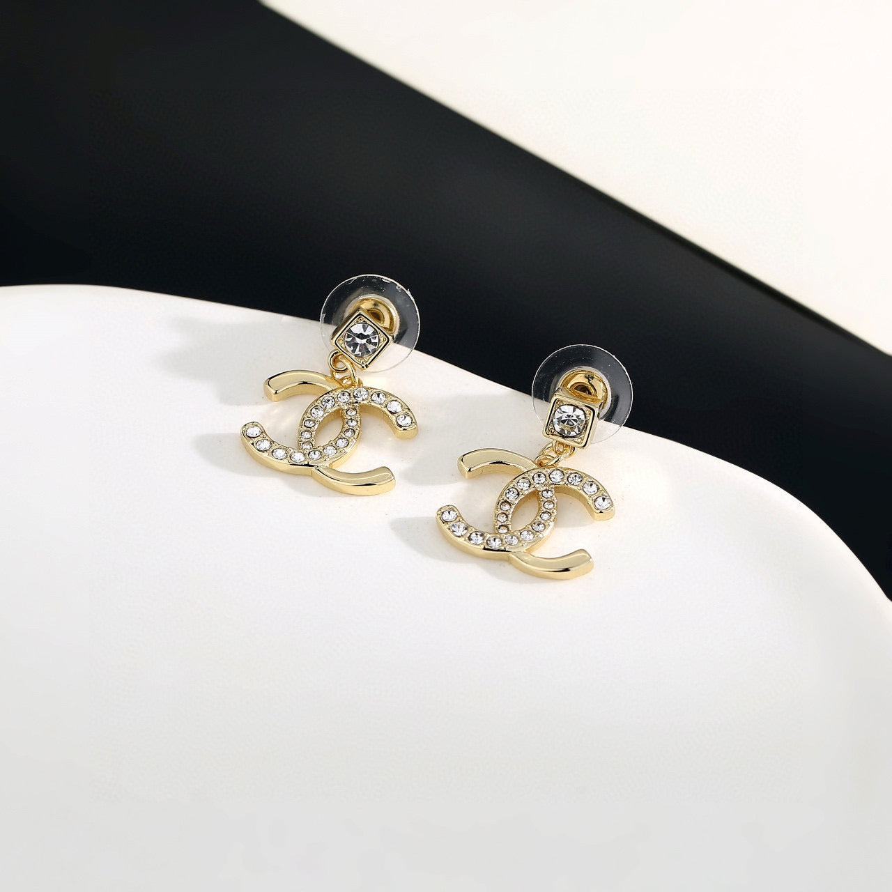 Classic gold versatile earrings