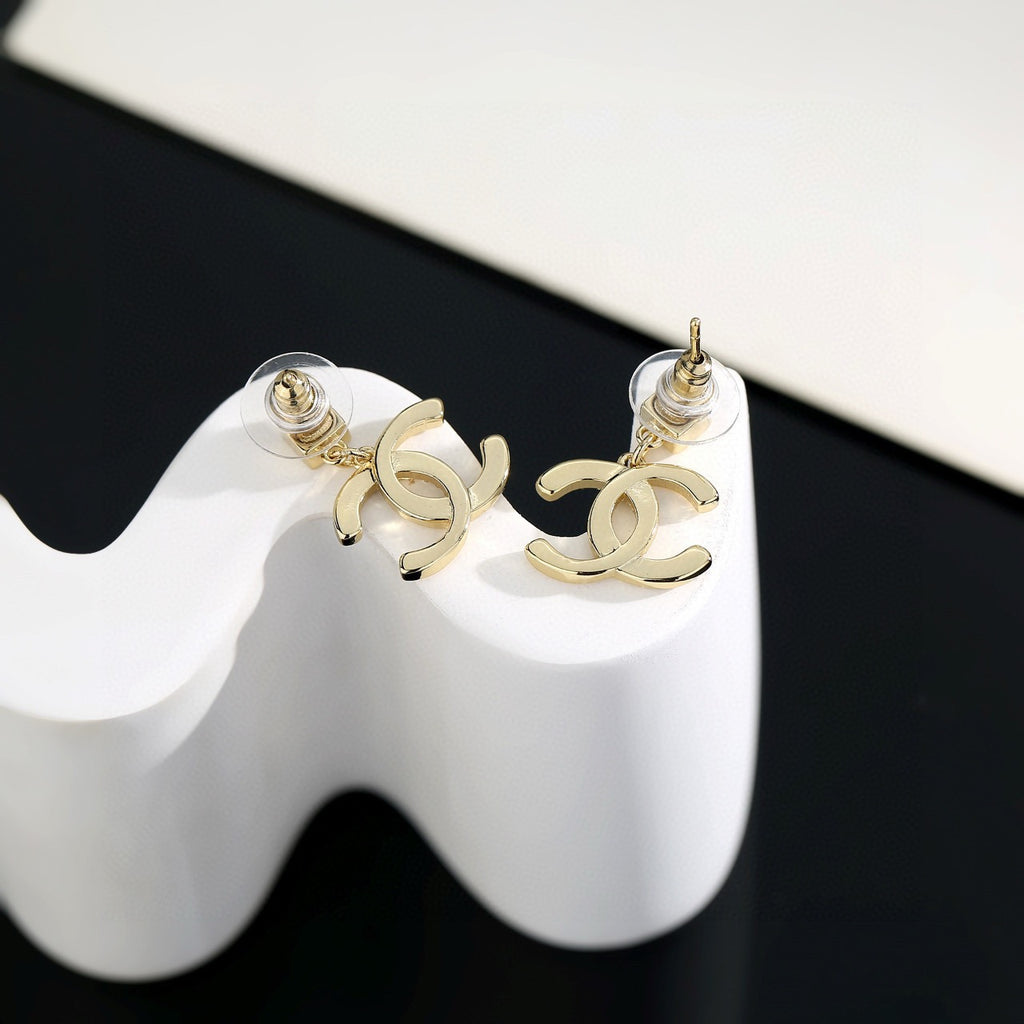 Classic gold versatile earrings