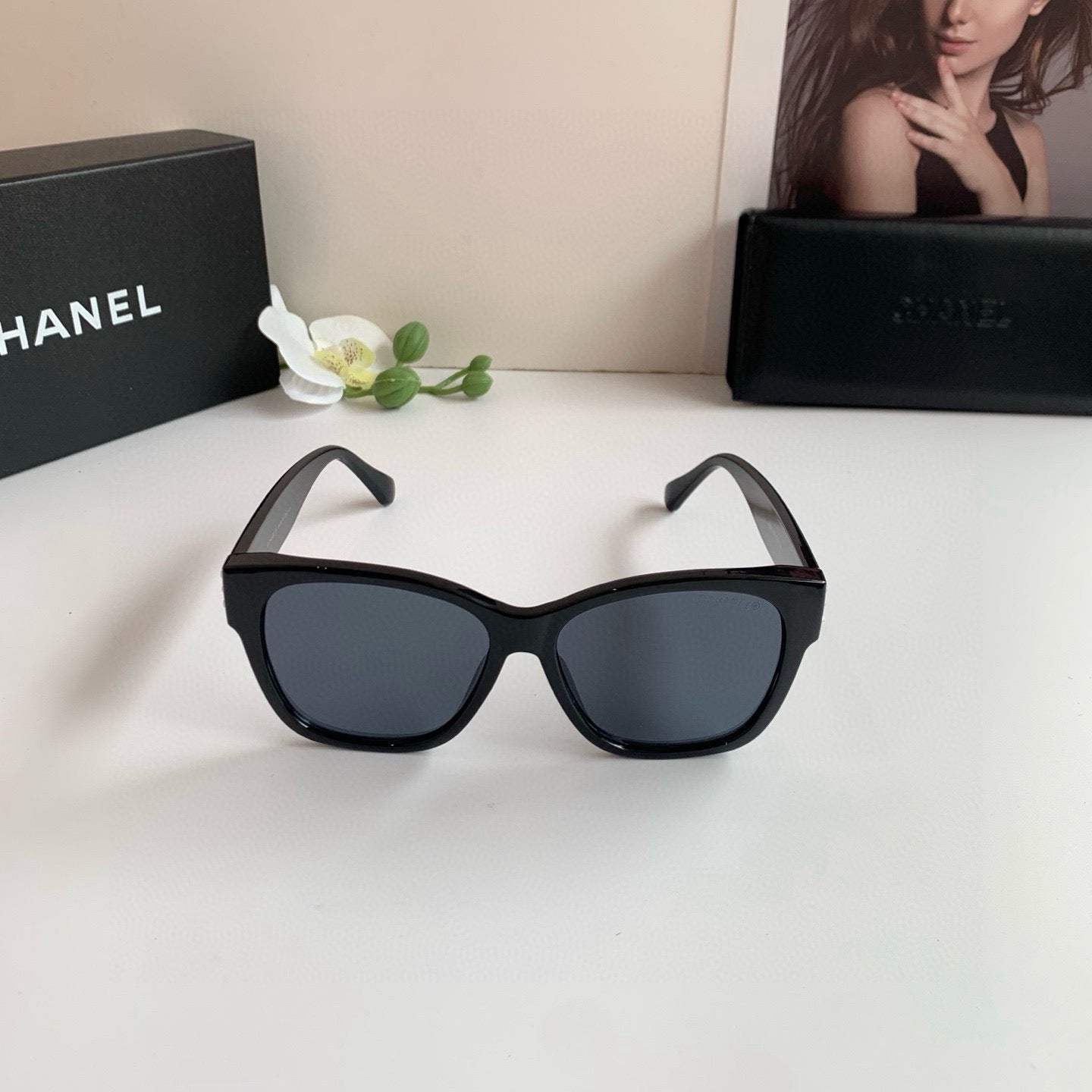 Classic, stylish oversized-frame sunglasses