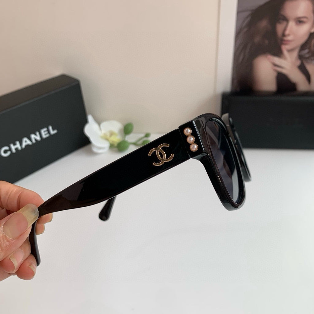Classic, stylish oversized-frame sunglasses