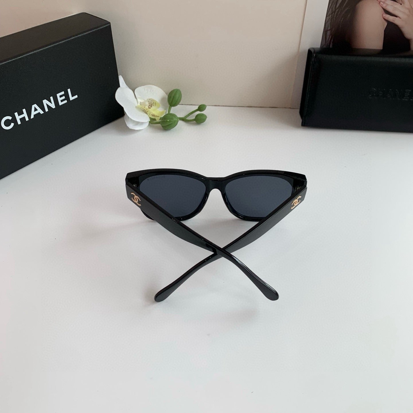 Classic, stylish oversized-frame sunglasses