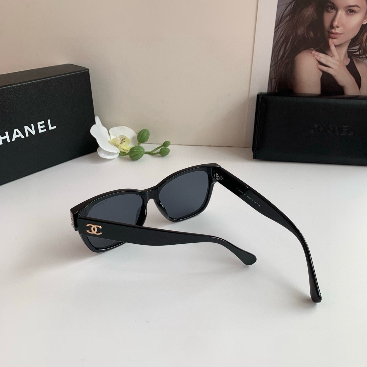 Classic, stylish oversized-frame sunglasses