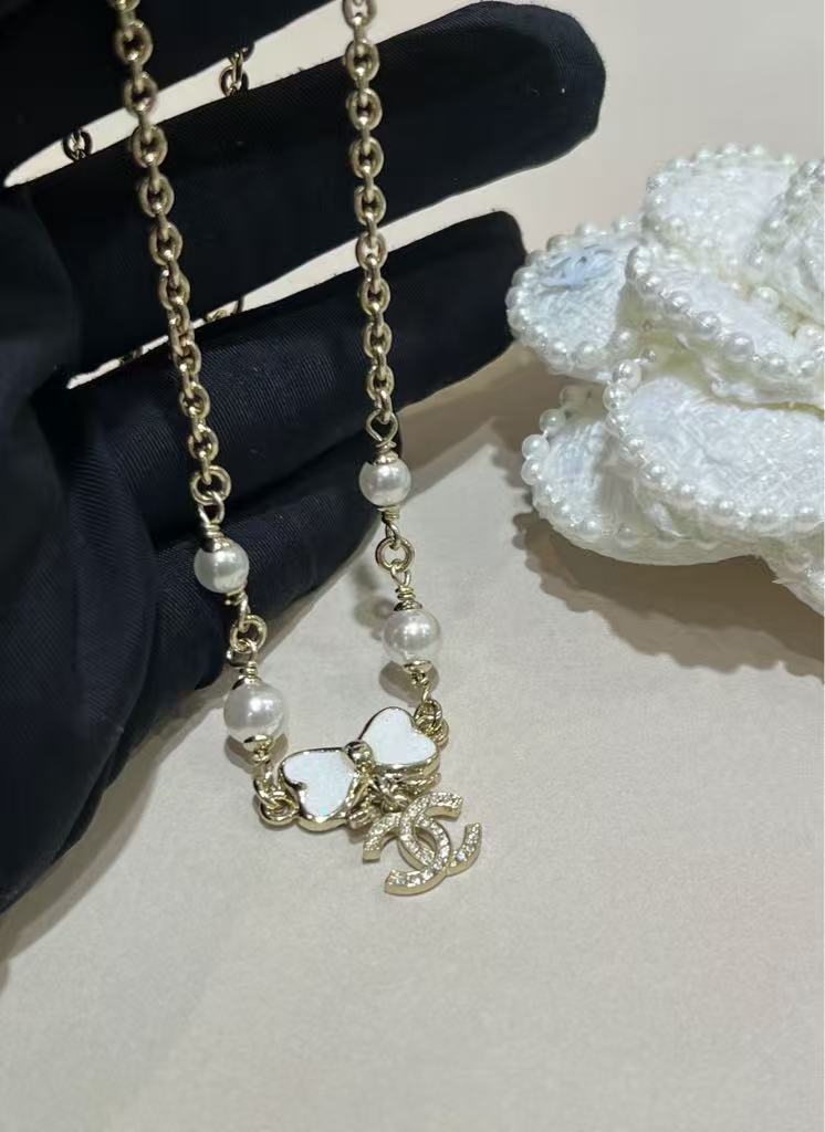 New white enamel bow necklace with diamonds and pearls