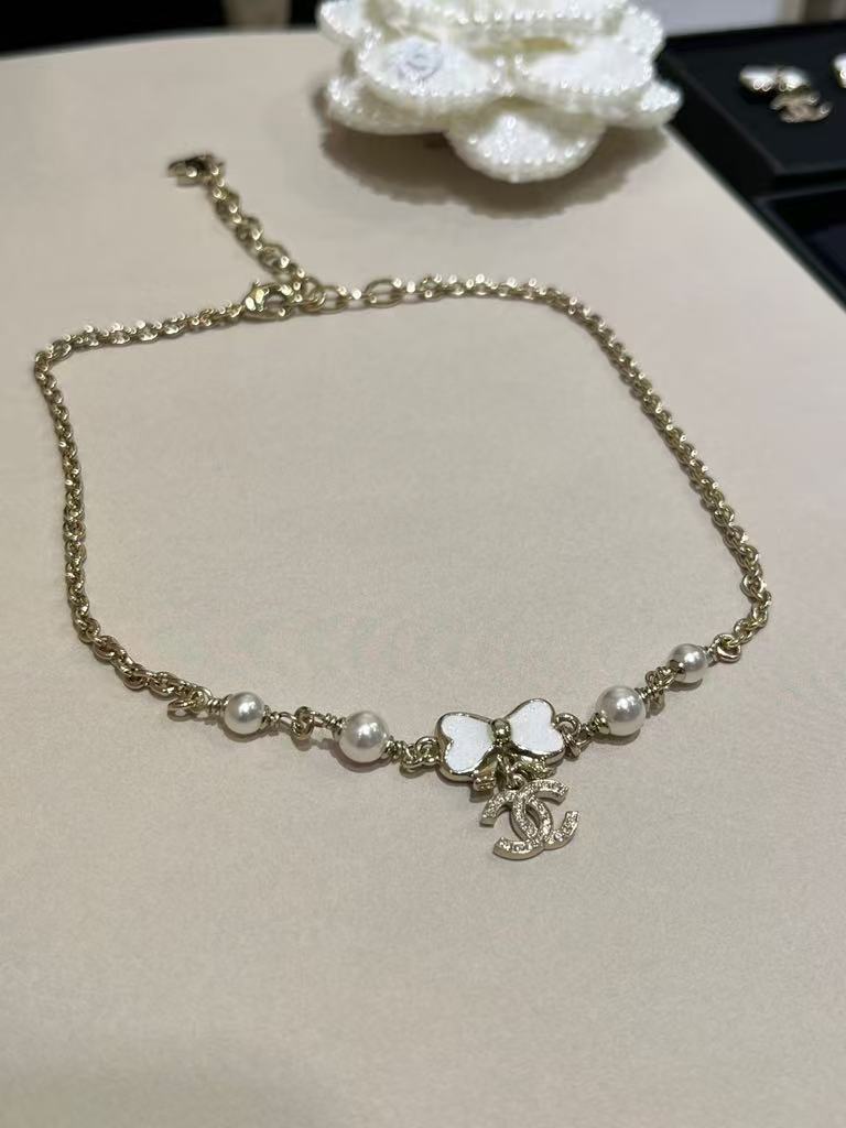 New white enamel bow necklace with diamonds and pearls