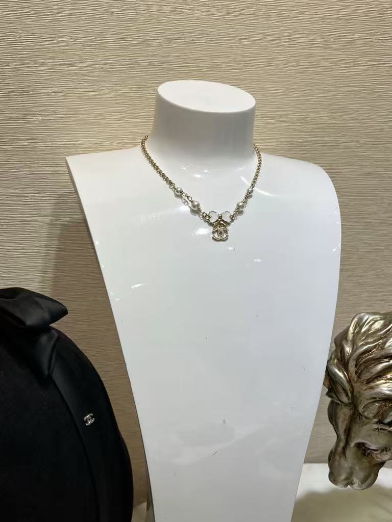 New white enamel bow necklace with diamonds and pearls
