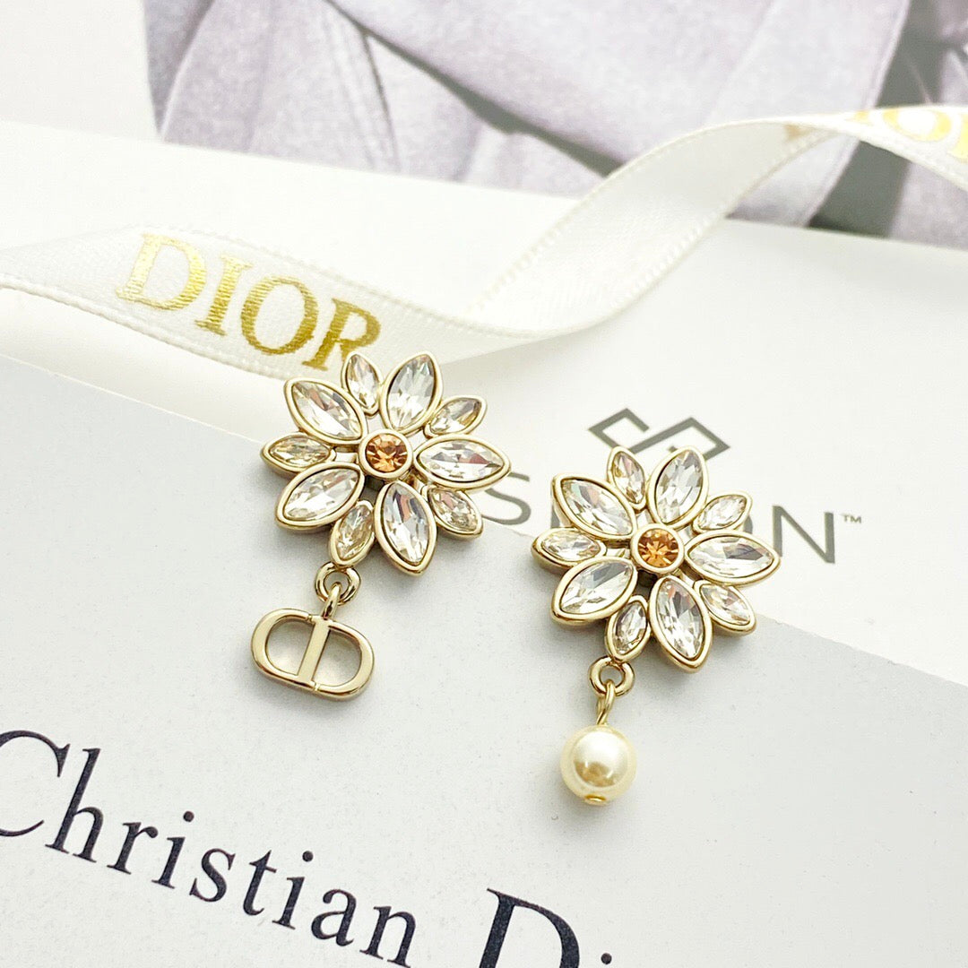 25FW NEW Sweet Stud Earrings with Full Rhinestone Embellishment