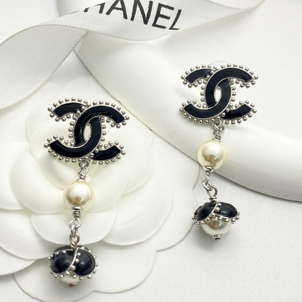 25FW NEW Exquisite Enamel Stud Earrings