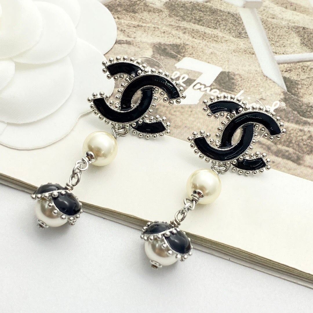 25FW NEW Exquisite Enamel Stud Earrings