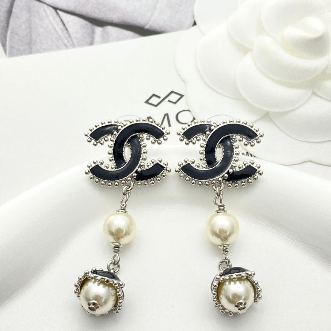 25FW NEW Exquisite Enamel Stud Earrings