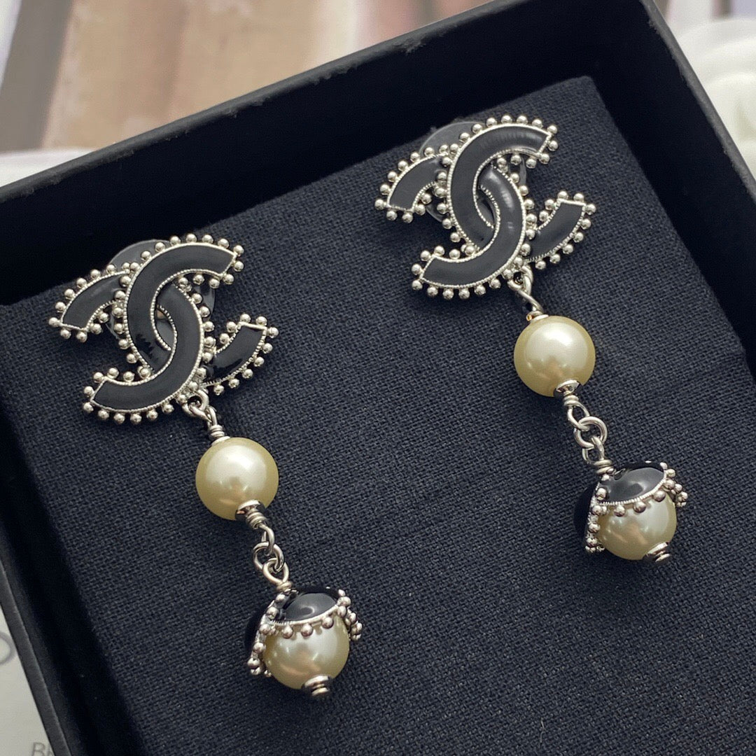 25FW NEW Exquisite Enamel Stud Earrings